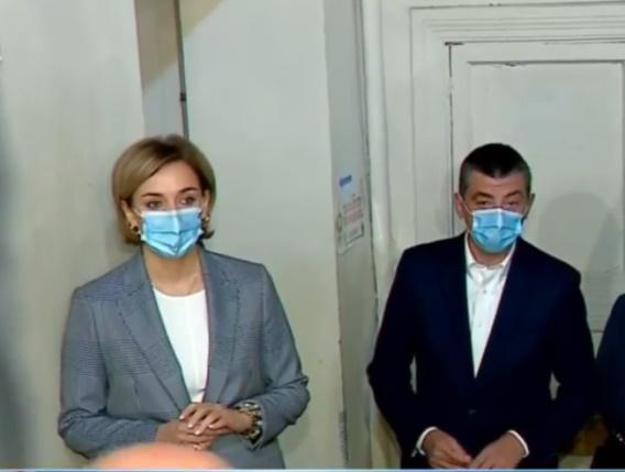 პრემიერი ხმის მიცემამდე, მეუღლესთან ერთად, რიგში კარგა ხანს იდგა (ფოტო)