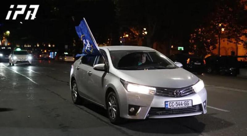 რუსთაველის გამზირზე "ქართული ოცნების" მხარდამჭერები ავტოკოლონებით მსვლელობას მართავენ და გამარჯვებას აღნიშნავენ