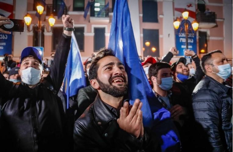 "ოცნება" გამარჯვებას ზეიმობს, სააკაშვილი კი ერთიანი ეროვნული მთავრობის ჩამოყალიბებაზე საუბრობს" - "არჩევნები ქართულად" უცხოური მედიის თვალით