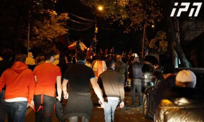 ისნის საოლქო კომისიასთან მიმდინარე საპროტესტო აქციაზე სიტუაცია დაიძაბა, სამართალდამცავებმა რამდენიმე პირი დააკავეს