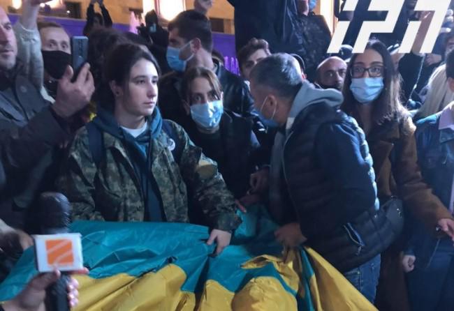 ფიზიკური დაპირისპირება რუსთაველზე - აქციის მონაწილეები კარვების გაშლას ცდილობენ, მათ პოლიცია ამის შესაძლებლობას არ აძლევს