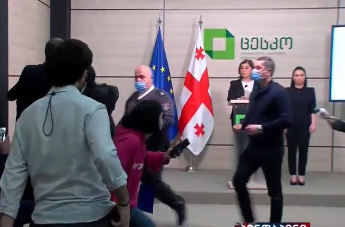 "ყალბი შედეგებია, არ გცხვენიათ ქალბატონო თამარ?!" - ხმაური ცესკოში პირველადი შედეგების გამოცხადების დროს