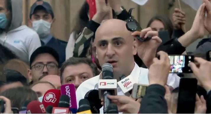 "ნახვამდის სამაჯურო! ვიჯდები ციხეში, თუ ვიქნები გარეთ, ერი გაიმარჯვებს!" - ნიკა მელიამ ელექტრონული სამაჯური აქციაზე საჯაროდ მოიხსნა