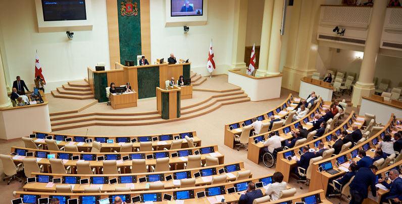 რატომ დაერიცხა ოპოზიციონერების ნაწილს პარლამენტიდან ხელფასი? - საკანონმდებლო ორგანო განმარტებას აკეთებს