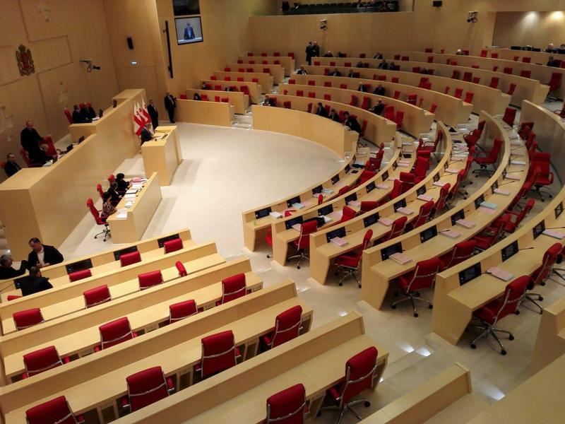 რა ხდება ოპოზიციის მიერ მაჟორიტარული არჩევნების მეორე ტურში მონაწილეობაზე უარის თქმის შემთხვევაში და რა წესი არ ვრცელდება მეორე ტურზე?