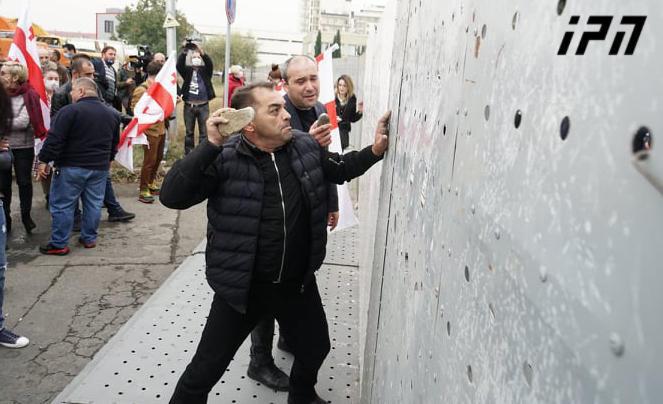 ცესკოსთან სამართალდამცავებმა რკინის ბარიკადები განათავსეს, რასაც აქციის მონაწილეები ქვებს ურტყამენ