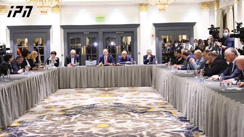 არჩევნებში მონაწილე ოპოზიციურმა პარტიებმა ერთობლივ განცხადებას მოაწერეს ხელი და განაცხადეს, რომ "ე.წ. პარლამენტში არ შევლენ"