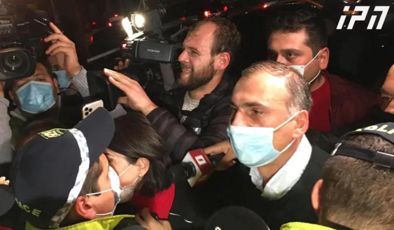 ალეკო ელისაშვილი: "ვინც პატიოსნად, უფულოდ, ალალად, კაცურად ხმა მომცა, როგორ არ დავიცვა მათი ხმა" - საბურთალოს საოლქო კომისიასთან ისევ ხმაურია