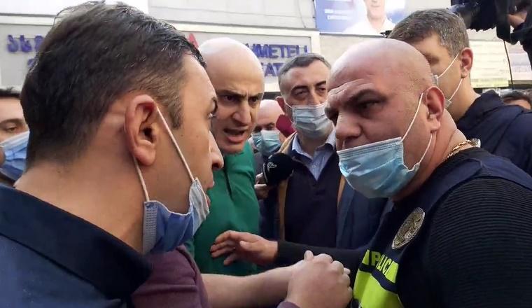 "პოლიციელი ვარ და ქვეყანას ვემსახურები" - გლდანში ნიკა მელია და აქტივისტები სამართალდამცველებს დაუპირისპირდნენ