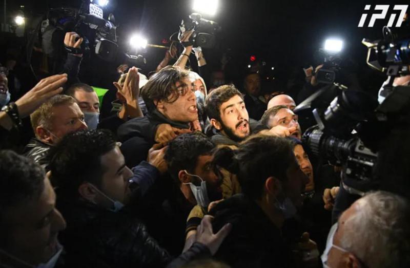 თბილისსა და რამდენიმე რეგიონში, საოლქო კომისიებთან საპროტესტო აქციები მიმდინარეობს - რა განმარტებას აკეთებს ცესკო?