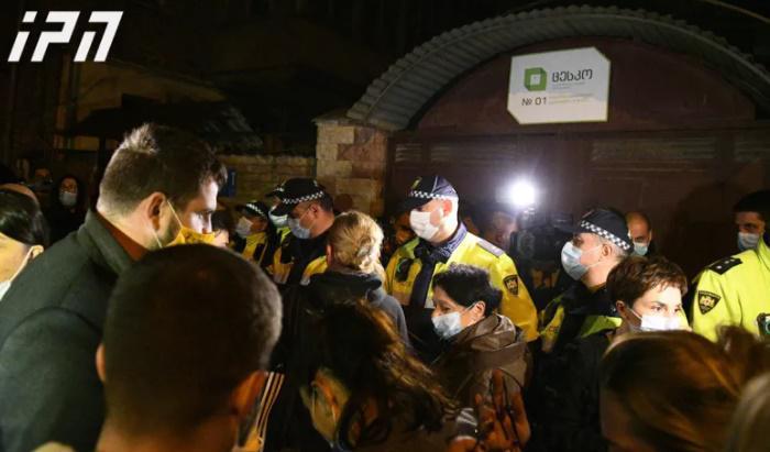 "მონებო, წადით..." - ვაკისა და მთაწმინდის საოლქო საარჩევნო კომისიებთან აქციები მიმდინარეობს