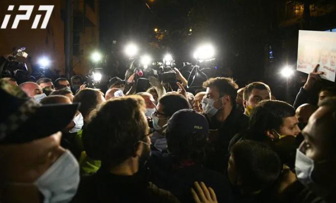 ხმაური მთაწმინდის საოლქო საარჩევნო კომისიასთან - აქტივისტები პოლიციას დაუპირისპირდნენ