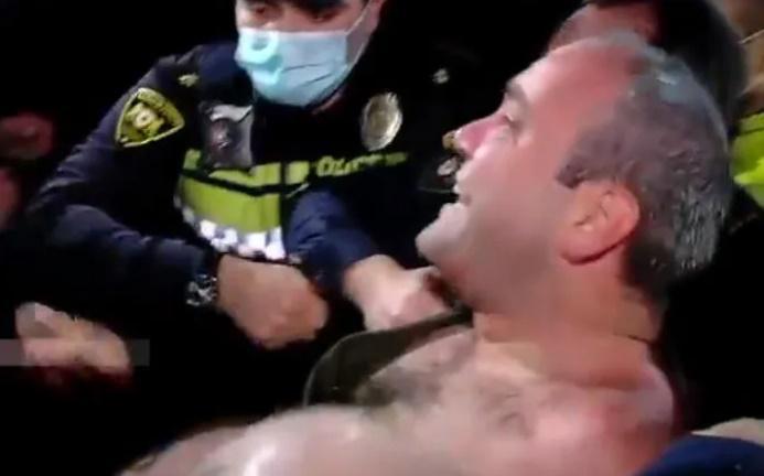 ზვიად კუპრავა დააკავეს - პოლიციელებმა მას ხელებსა და ფეხებში მოჰკიდეს ხელი და აქციიდან ისე გაიყვანეს