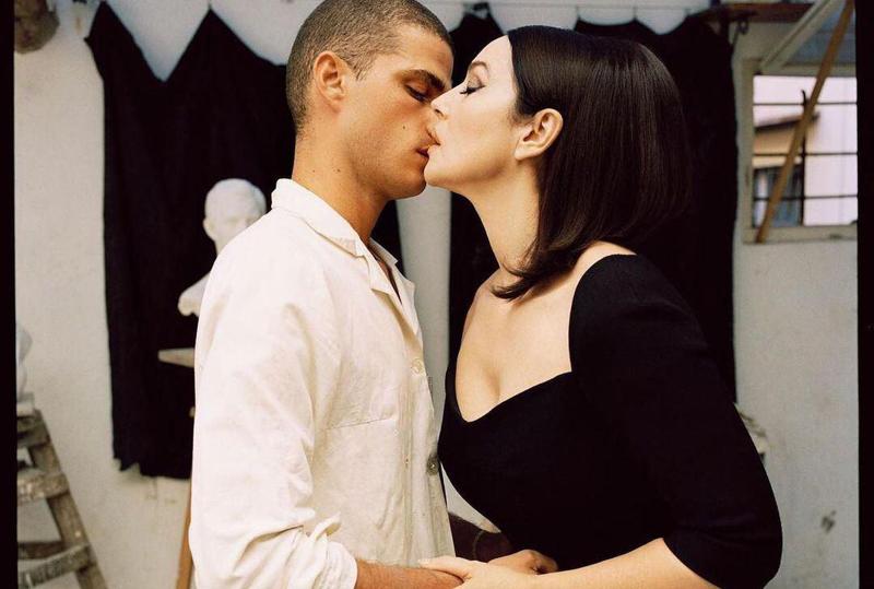 56 წლის მონიკა ბელუჩის თამამი ფოტოსესია და ვნებიანი კოცნა - "მას ჟიგოლო სჭირდება“