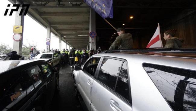 აქცია ივანიშვილის ბიზნესცენტრთან - პროტესტანტების მტკიცებით, გამვლელი მანქანიდან მათ დასაშინებლად გაისროლეს