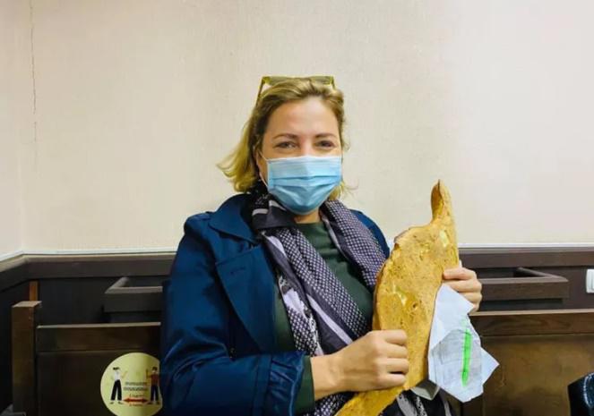 "კრიმინალმა თამარ ჟვანიამ უნდა იცოდეს, რომ სამართალი პურს აუცილებლად ჭამს" - ანა დოლიძემ საქალაქო სასამართლოსთან შოთის პური მიიტანა