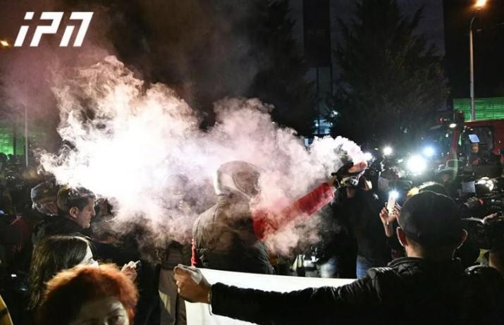 ცესკოსთან გაურკვეველი ნივთიერება გაუშვეს, ადგილზე მძაფრი სუნი დგას