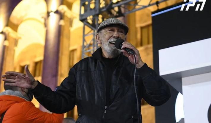 ბუბა კიკაბიძემ აქციის მონაწილეებს უმღერა და ანეკდოტი უამბო - "ამაყი ვარ, რომ თქვენი თანამემამულე ვარ"