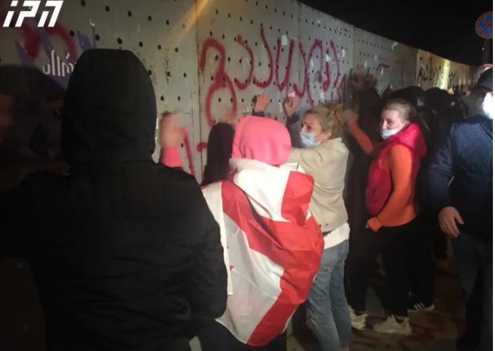 "მონებო“, "ქურდებო“ - ამ შეძახილებით აქციის მონაწილეები ცესკოს შენობასთან აღმართულ რკინის ჯებირებს ხელებსა და ქვებს ურტყამენ