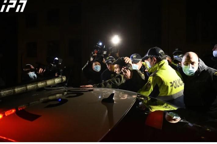 ცესკოსთან აქციის მონაწილეებსა და სამართალდამცავებს შორის ფიზიკური დაპირისპირებაა