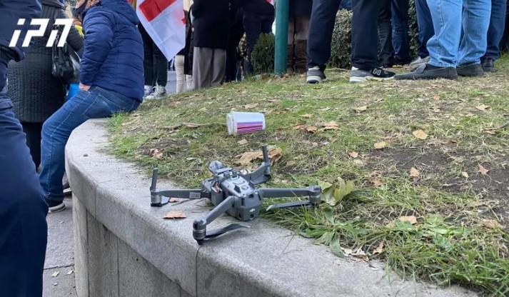 პარლამენტთან დრონის ჩამოვარდნის შედეგად აქციის ერთი მონაწილე დაშავდა