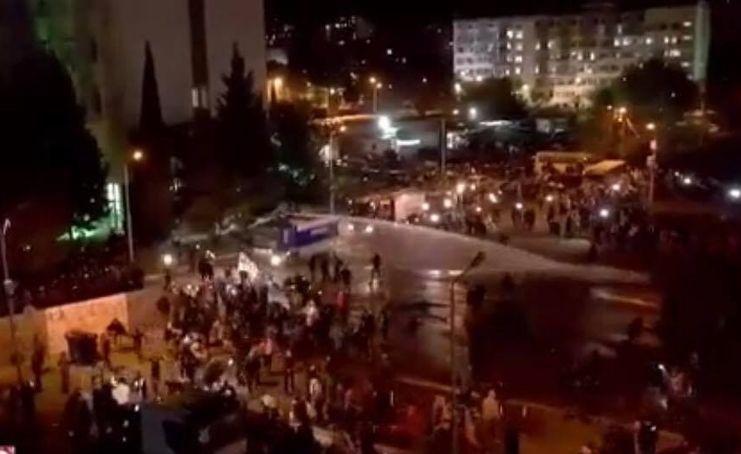 პოლიციამ ცესკო-სთან წყლის ჭავლი გამოიყენა