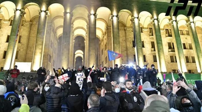 შს სამინისტროს განცხადებით, ყველა იმ პირს, რომელიც 22:00 საათიდან გადაადგილებაზე დაწესებულ შეზღუდვას არღვევს, 2 000-ლარიანი ჯარიმა დაეკისრება