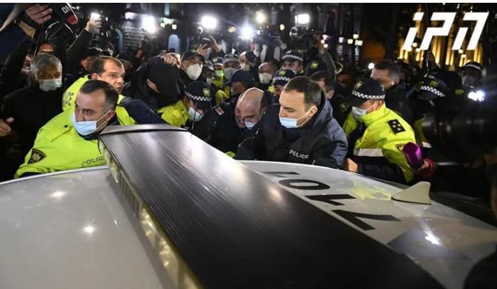 რუსთაველის გამზირზე მიმდინარე საპროტესტო აქციაზე პოლიციამ 4 პირი დააკავა.