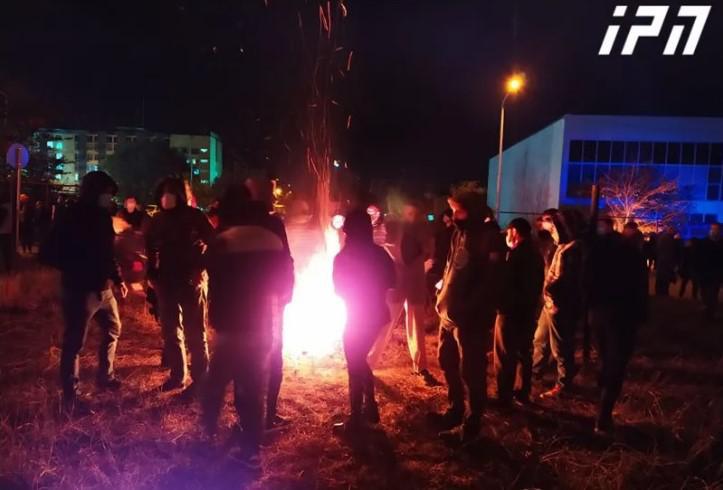 ცესკოს მიმდებარე ტერიტორიაზე აქციის მონაწილეებმა ცეცხლი დაანთეს