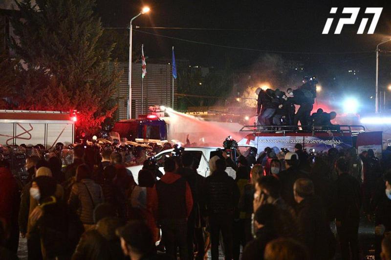 "საქართველოში ყველა ერთნაირად იქცევა, ვინაიდან ეს არის ღარიბი ქვეყანა, სადაც ყველაზე მეტი ფული პოლიტიკაში იშოვება" - როგორ აფასებენ ექსპერტები ქვეყანაში შექმნილ ვითარებას