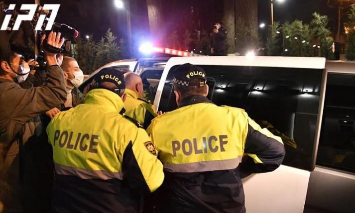 პოლიცია პარლამენტთან აქციის მონაწილეებს აკავებს - სამართალდამცავებს ტერიტორიიდან არაერთი პირი გაჰყავთ