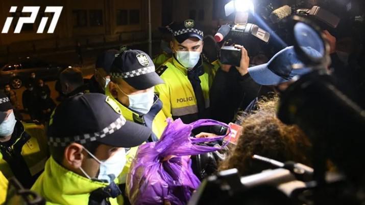 სამართალდამცველებსა და "სირცხვილიას" აქტივისტს შორის დაპირისპირება იყო - მას პოლიციელებმა აქციაზე შეშის მიტანის უფლება არ მისცეს