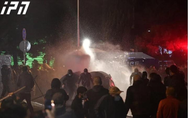 სპეცრაზმმა ცესკოსთან მიმდინარე აქციის დაშლა დაიწყო - წყლის ჭავლის გაშვებისას დაშავდა რამდენიმე ადამიანი, მათ შორის ტელეკომპანია "პირველის“ ოპერატორი