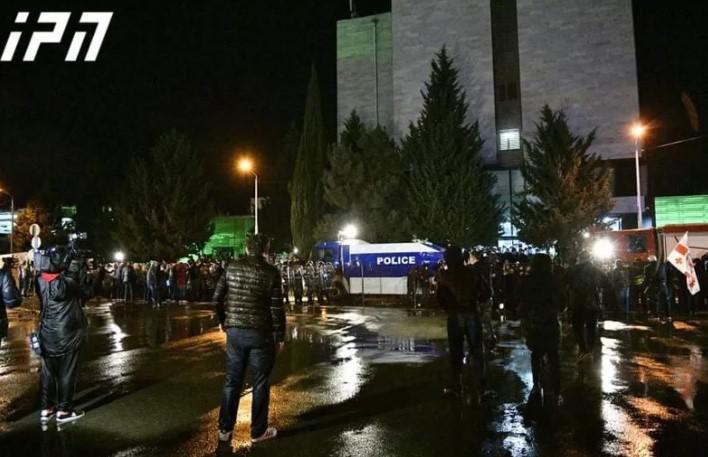 ცესკოსთან აქციის მონაწილეებმა დამცავი ჯებირის ნაწილი გაარღვიეს, პოლიცია კი მათ დასაშლელად კვლავ წყლის ჭავლს იყენებს