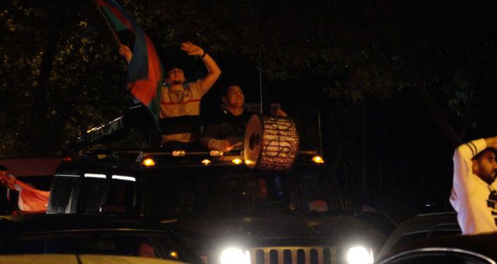 მოქალაქეების ზეიმი ქუჩებში - რა ხდებოდა ბაქოში, მთიან ყარაბაღში საომარი მოქმედებების შეწყვეტის თაობაზე შეთანხმების შემდეგ