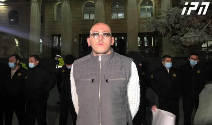 პარლამენტთან დაკავებულ "სირცხვილიას" აქტივისტს ლექსო მაჭავარიანს 1000-ლარიანი ჯარიმა დაეკისრა