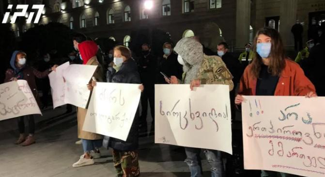 გადაადგილებაზე დაწესებული შეზღუდვის მიუხედავად "სირცხვილიას" აქტივისტები სასამართლოსთან აქციას გააგრძელებენ