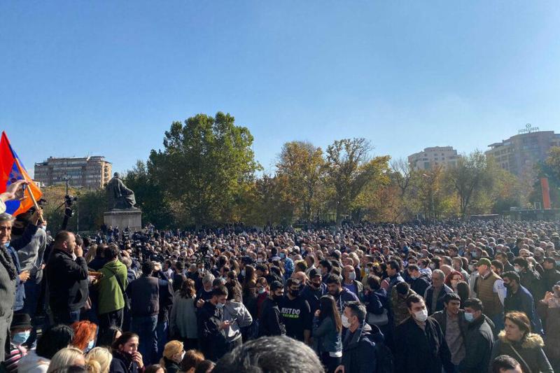 ერევანში მასშტაბური საპროტესტო აქცია მიმდინარეობს, შეკრებილები სკანდირებენ: "ნიკოლ, მოღალატე!"