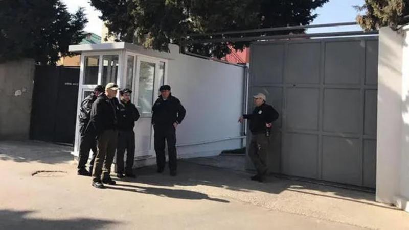 აშშ-ის ელჩის რეზიდენციაში ოპოზიციის ლიდერებისა და უმრავლესობის წარმომადგენლების შეხვედრა მიმდინარეობს