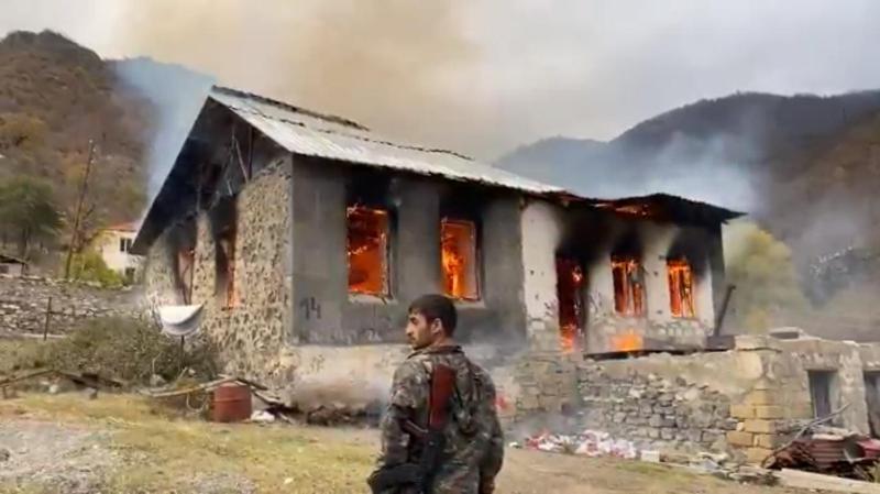 "თუ ჩემი შვილები ვერ იცხოვრებენ ამ სახლში, მაშინ ვერავინ იცხოვრებს აქ" - სომხები, რომლებიც ყარაბაღს ტოვებენ, საკუთარ სახლებს წვავენ (უმძიმესი კადრები კონფლიქტის ზონიდან)