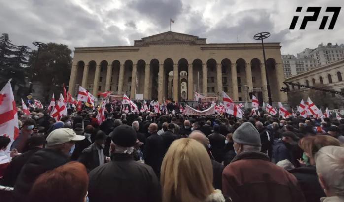 პარლამენტთან ოპოზიციის  აქცია დაიწყო - რა ვითარებაა ადგილზე (ვიდეო)