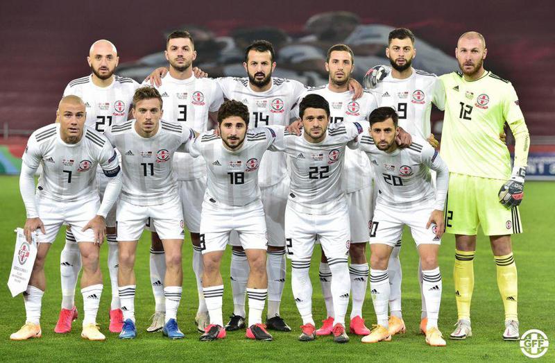 "როცა ომში მყოფი ქვეყანა გამარცხებს საკუთარ მოედანზე, აღარაფერზე უნდა გქონდეს პრეტენზია..მარტო მწვრთნელის გაწირვა არ გიშველით" - საქართველოს სომხეთთან მარცხს მწვავე კრიტიკა მოჰყვა