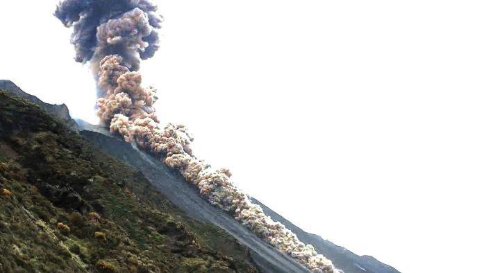 იტალიაში ვულკანი სტრომბოლი ამოიფრქვა - სათვალთვალო კამერით გადაღებული კადრები და შიშის მომგვრელი სანახაობა