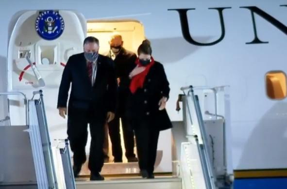 მაიკ პომპეო თბილისშია - აშშ-ის სახელმწიფო მდივანს თან მეუღლე ახლავს (კადრები აეროპორტიდან)