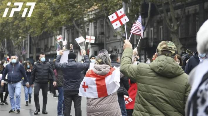 მაიკ პომპეოს ოფიციალური შეხვედრების პარალელურად, ოპოზიციური პარტიების ლიდერები და მხარდამჭერები რუსთაველის გამზირზე მსვლელობას მართავენ