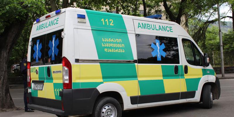 გურჯაანში 3 წლის ბავშვი მესამე სართულიდან გამოვარდა