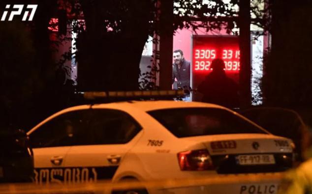 "ჩემი დისშვილი მუშაობს აქ... არ დაგვკავშირებია" - მიკროსაფინანსო ორგანიზაციასთან მძევლების ოჯახის წევრები იკრიბებიან