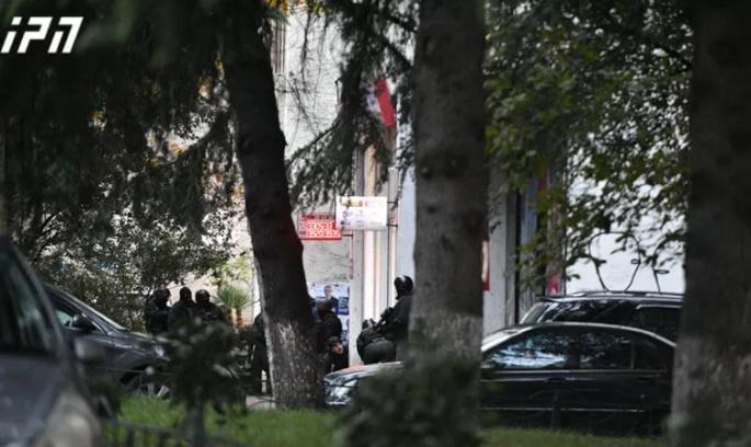 წერეთლის 12 ნომერში მდებარე შენობიდან მოსახლეობის ევაკუაცია მიმდინარეობს