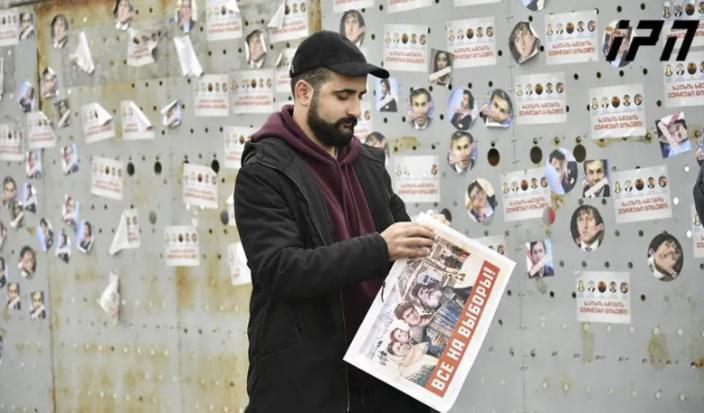 აქცია-პერფორმანსი ცესკოსთან - აქტივისტებმა რუსეთის ჰიმნი ჩართეს და ჯებირზე საბჭოთა კავშირის ამსახველი პოსტერები გააკრეს