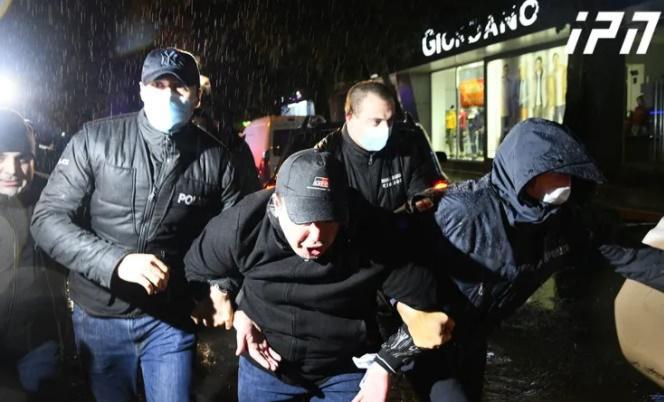 ხმაური ბათუმში - პოლიციამ აქციაზე მოძრაობა "ალტერნატივას" რამდენიმე წევრი დააკავა